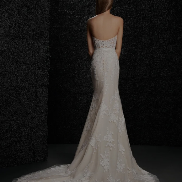 Vera Wang Bride Wedding Dress - Picture 3 of 9